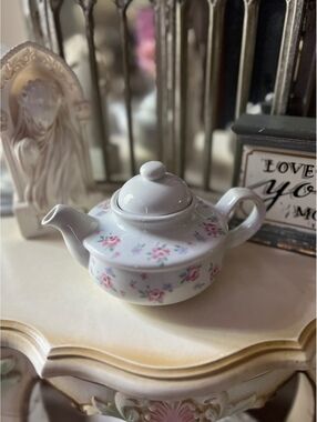 Lynn Hollyn The Toscany Collection Teapot